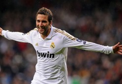 世界杯八强：裁判判罚持续成焦点 多场比赛争议瞬间被放大