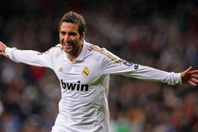 世界杯八强：裁判判罚持续成焦点 多场比赛争议瞬间被放大